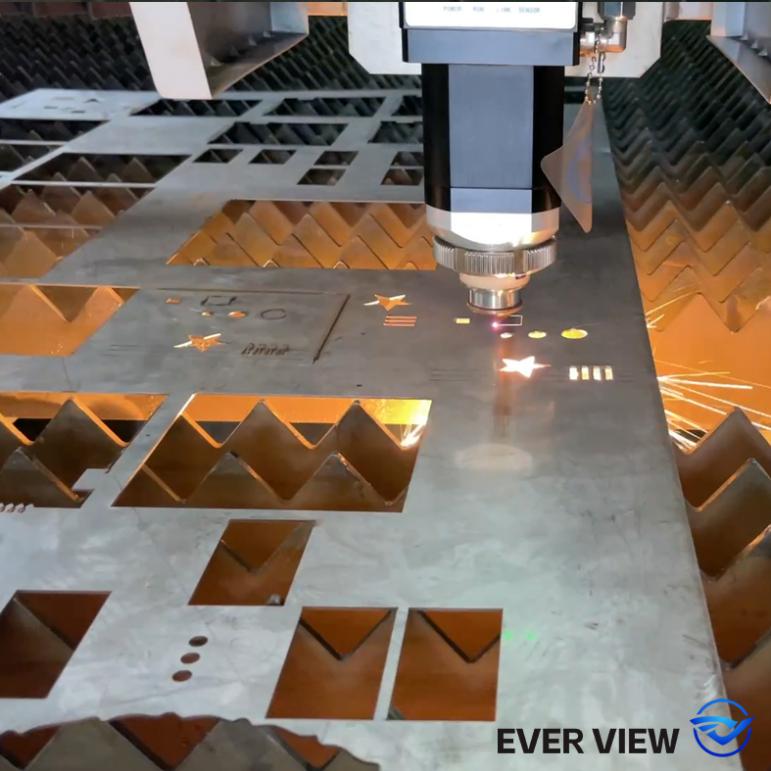 Mesin nglereni laser nguatake proses hardware; EVER VIEW entuk potongan presisi batch produk hardware cilik.